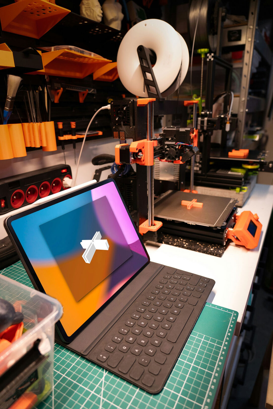 Naše dílna 3D tisku v Brně-Bystrci – tiskárna při práci
